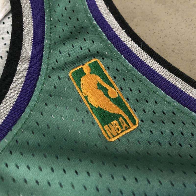 Regata Milwaukee Bucks Mitchell & Ness Alternative Edition 96/97 - Rei da Pelada