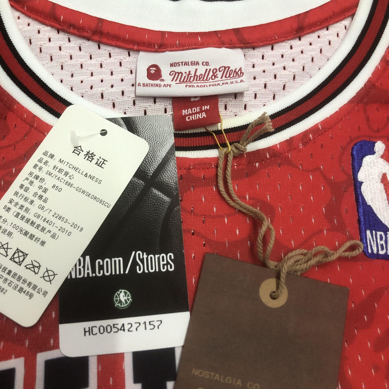 Regata Mitchell & Ness x BAPE - Chicago Bulls - Rei da Pelada