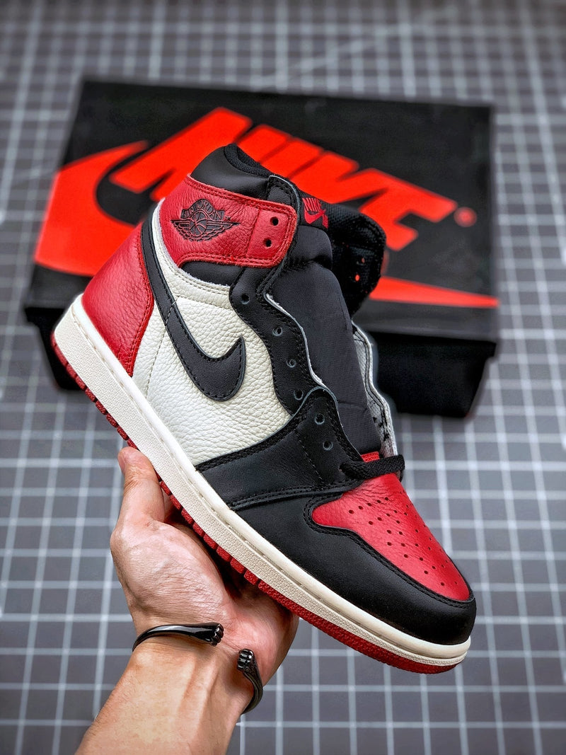 Tênis Nike Air Jordan 1 High Retro 'Bred Toe' - Rei da Pelada