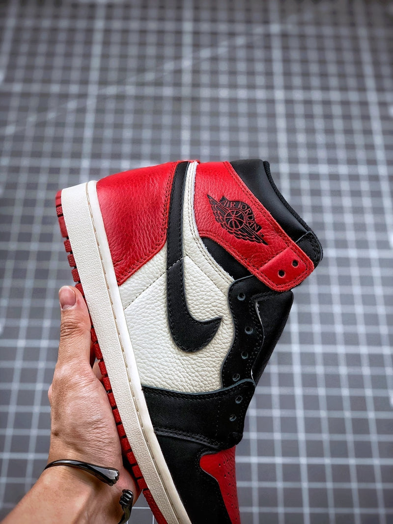 Tênis Nike Air Jordan 1 High Retro 'Bred Toe' - Rei da Pelada