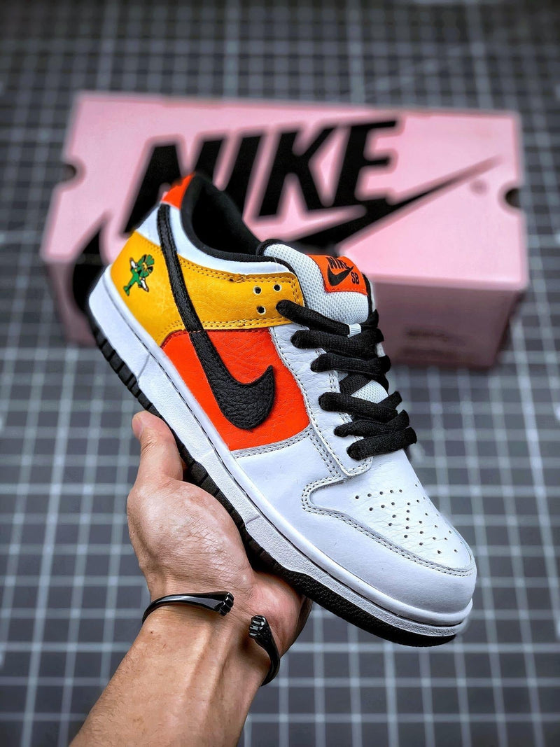 Tênis Nike SB Dunk Low "Raygun" - Rei da Pelada