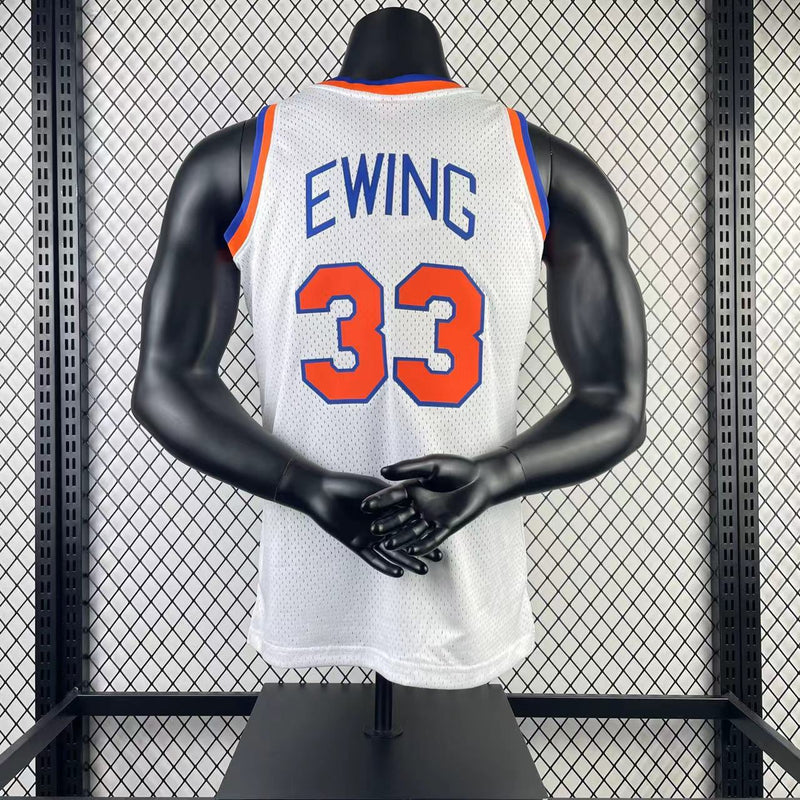 Regata Mitchell & Ness New York Knicks Patrick Ewing 1985-86 Branca - Rei da Pelada