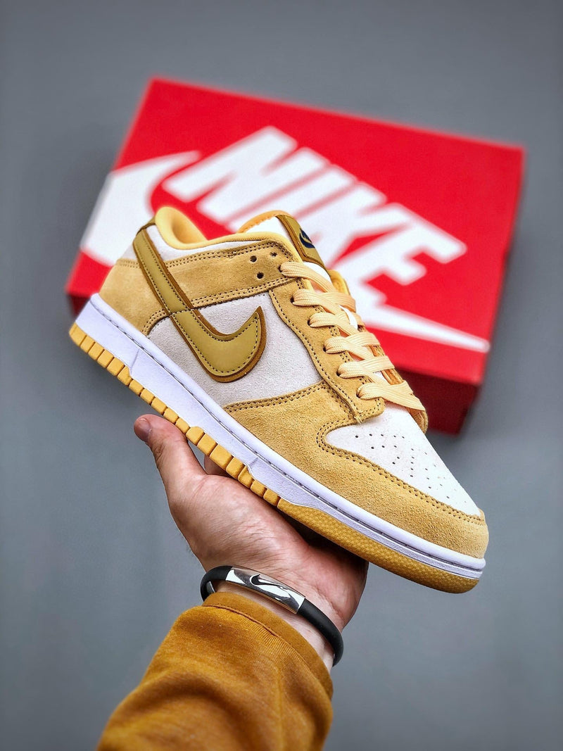 Tênis Nike SB Dunk Low "Gold Suede" - Rei da Pelada