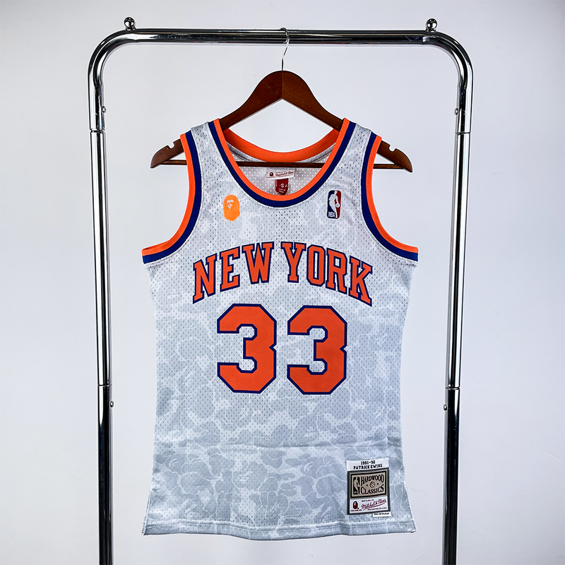 Regata Mitchell & Ness x BAPE - New York Knicks Branca - Rei da Pelada